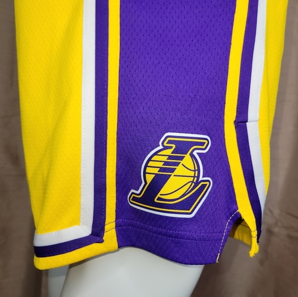 Men's Los Angeles Lakers Nike Gold 2019/20 Icon Edition Swingman Shorts - Picture 6 of 13
